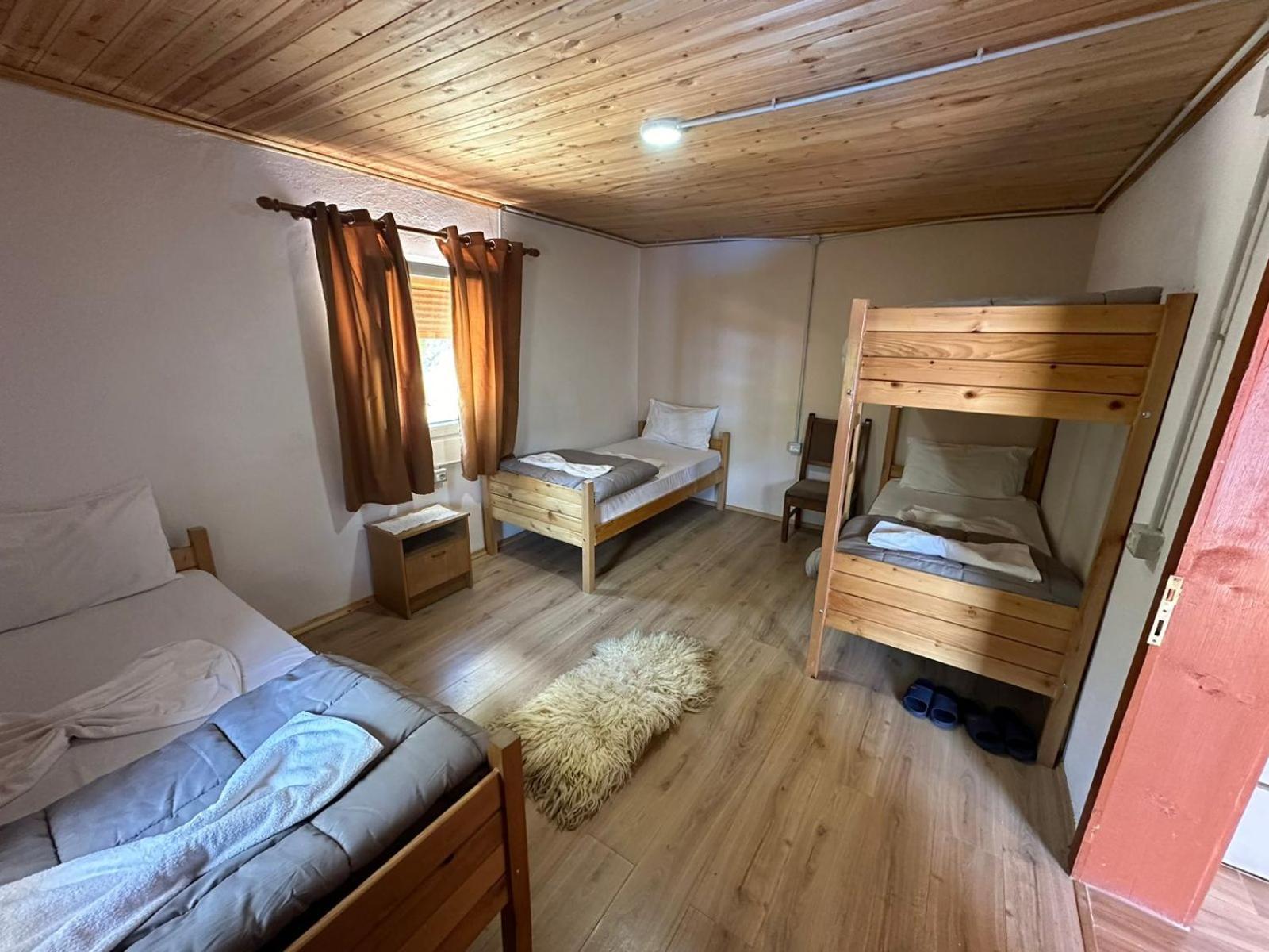 Guesthouse Kroni I Micanit 泰斯 外观 照片