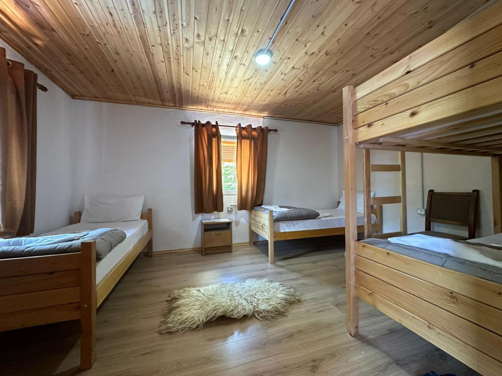 Guesthouse Kroni I Micanit 泰斯 外观 照片